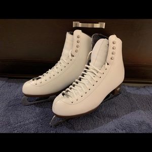 Riedell women’s ice skates